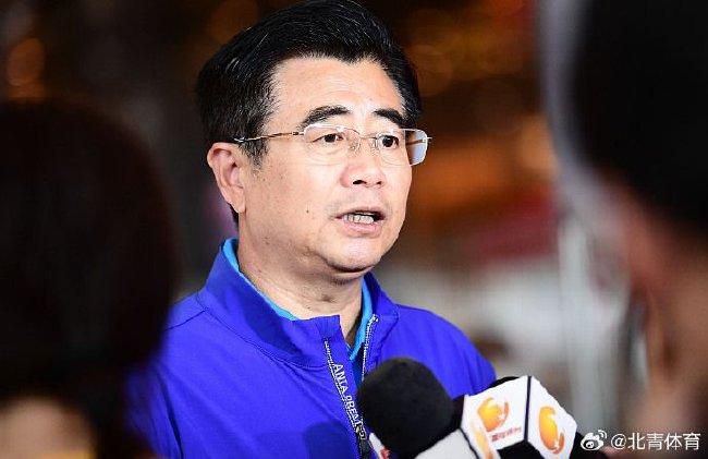 ……叶辰驱车离开市区，直奔位于郊外山区的香榭丽温泉别墅。